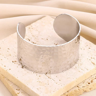 Elegantes Breitband-Armband in glänzendem Gold