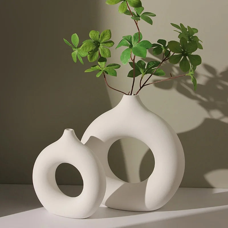 Imitation Keramik Vase mit Donut-Muster – Weiße Dekoration für Blumen und Schreibtisch
