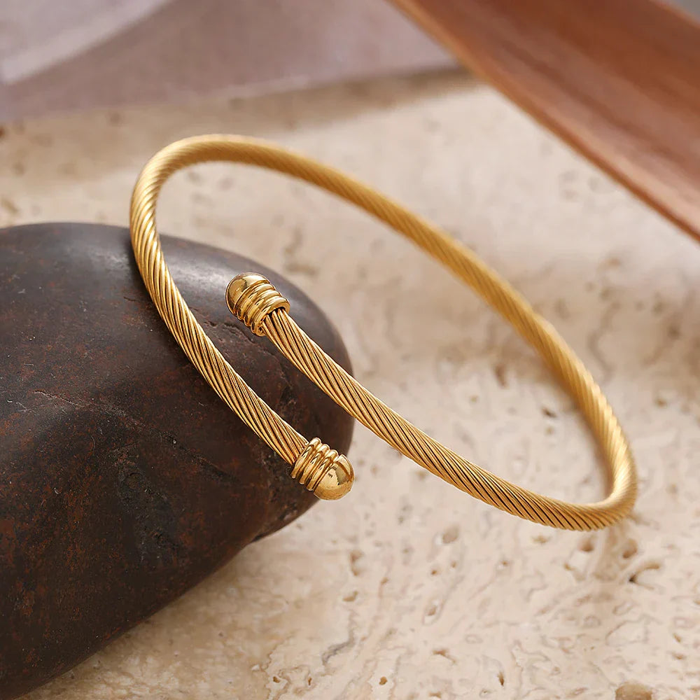 Elegantes gedrehtes Armreif-Armband in Gold
