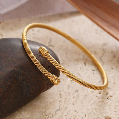 Elegantes gedrehtes Armreif-Armband in Gold