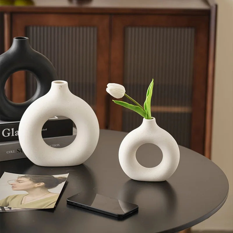 Imitation Keramik Vase mit Donut-Muster – Weiße Dekoration für Blumen und Schreibtisch