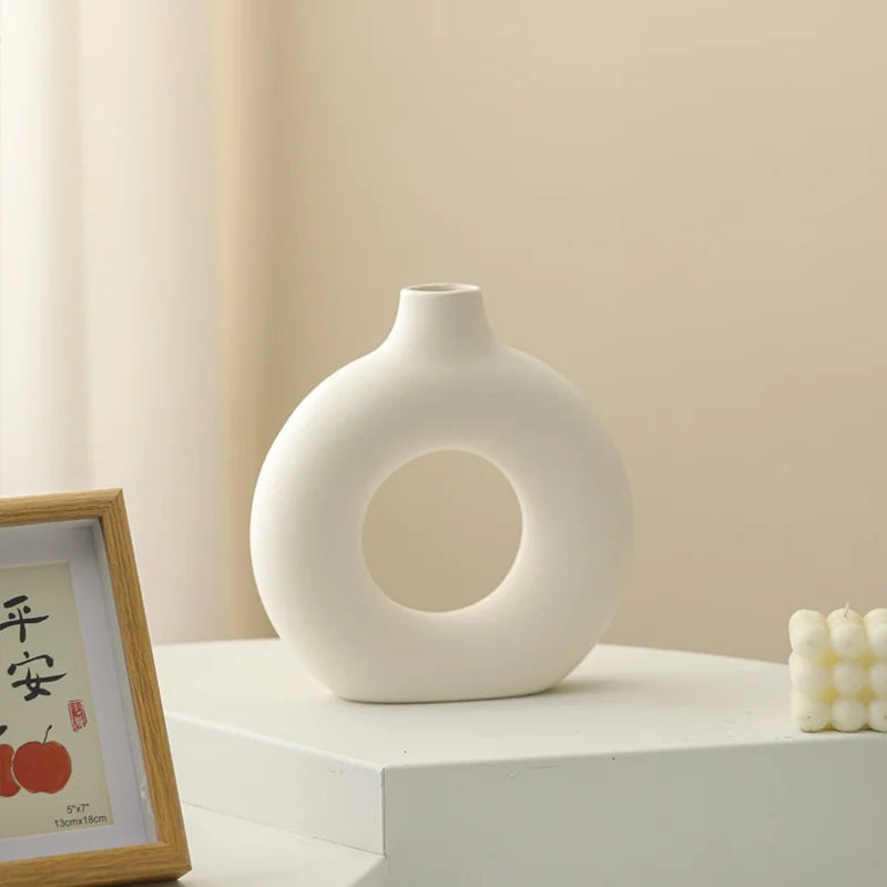 Imitation Keramik Vase mit Donut-Muster – Weiße Dekoration für Blumen und Schreibtisch