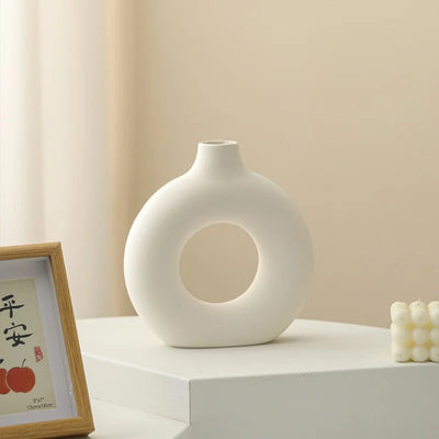Imitation Keramik Vase mit Donut-Muster – Weiße Dekoration für Blumen und Schreibtisch