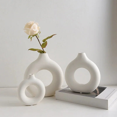 Imitation Keramik Vase mit Donut-Muster – Weiße Dekoration für Blumen und Schreibtisch