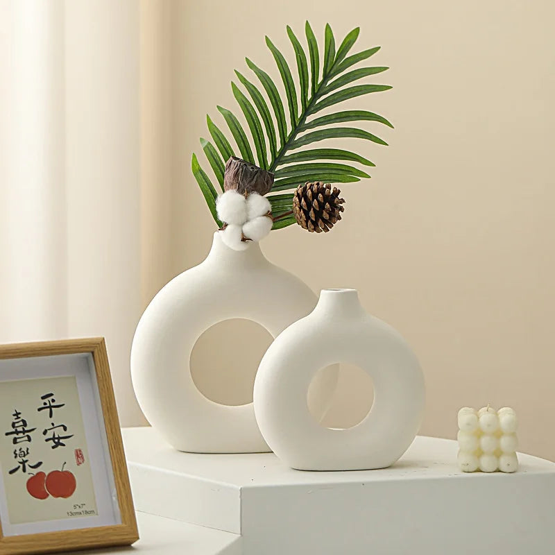 Imitation Keramik Vase mit Donut-Muster – Weiße Dekoration für Blumen und Schreibtisch