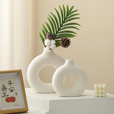 Imitation Keramik Vase mit Donut-Muster – Weiße Dekoration für Blumen und Schreibtisch